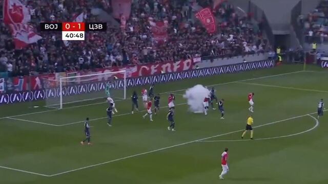 El árbitro tuvo que detener el partido y solicitar las asistencias médicas.