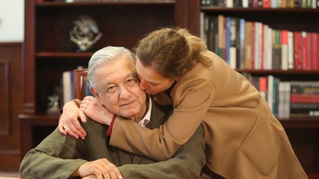 Beatriz Gutiérrez Müller besando en la mejilla a AMLO