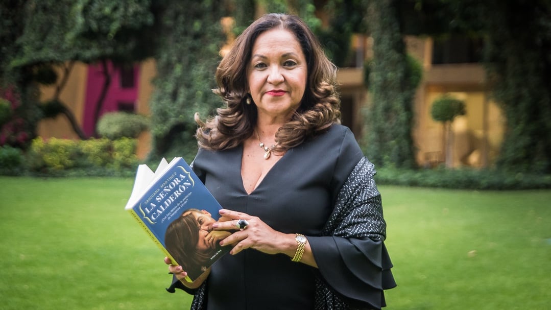 Sanjuana Martínez con su libro "La Señora Calderón".