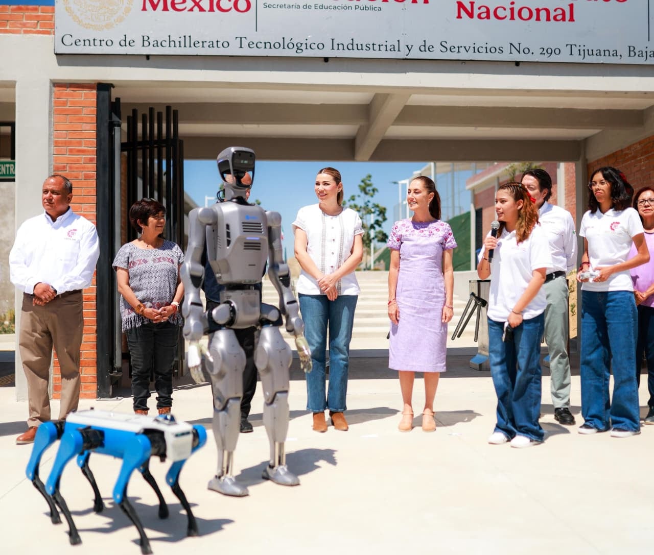 La presidenta Claudia Sheinbaum y la gobernadora Marina del Pilar encabezaron la entrega de tarjetas de la Beca Rita Cetina en Baja California.