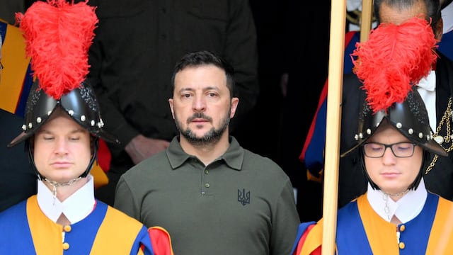 Volodímir Zelenski visita al Papa Francisco y le regala una inusual pintura