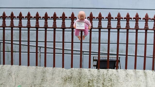 (@ciaramackey) Bebbé empalado en la Corte de Bruncana para demandar justicia por todos los niños muertos de Tuam