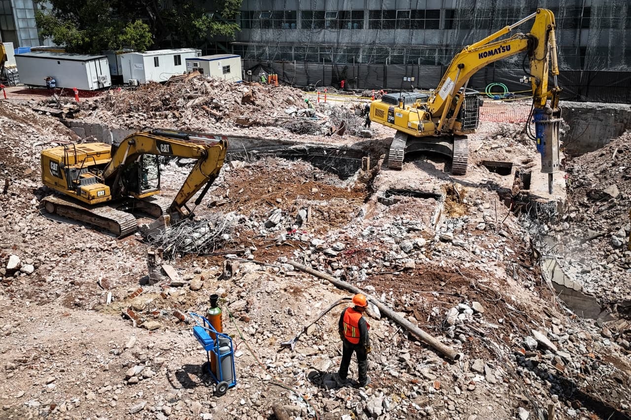 Martí Batres supervisa construcción de nuevo hospital del ISSSTE en Tlatelolco.