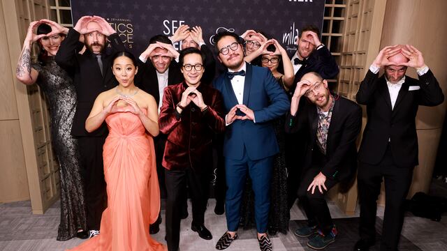 Elenco y equipo de Todo en todas partes al mismo tiempo