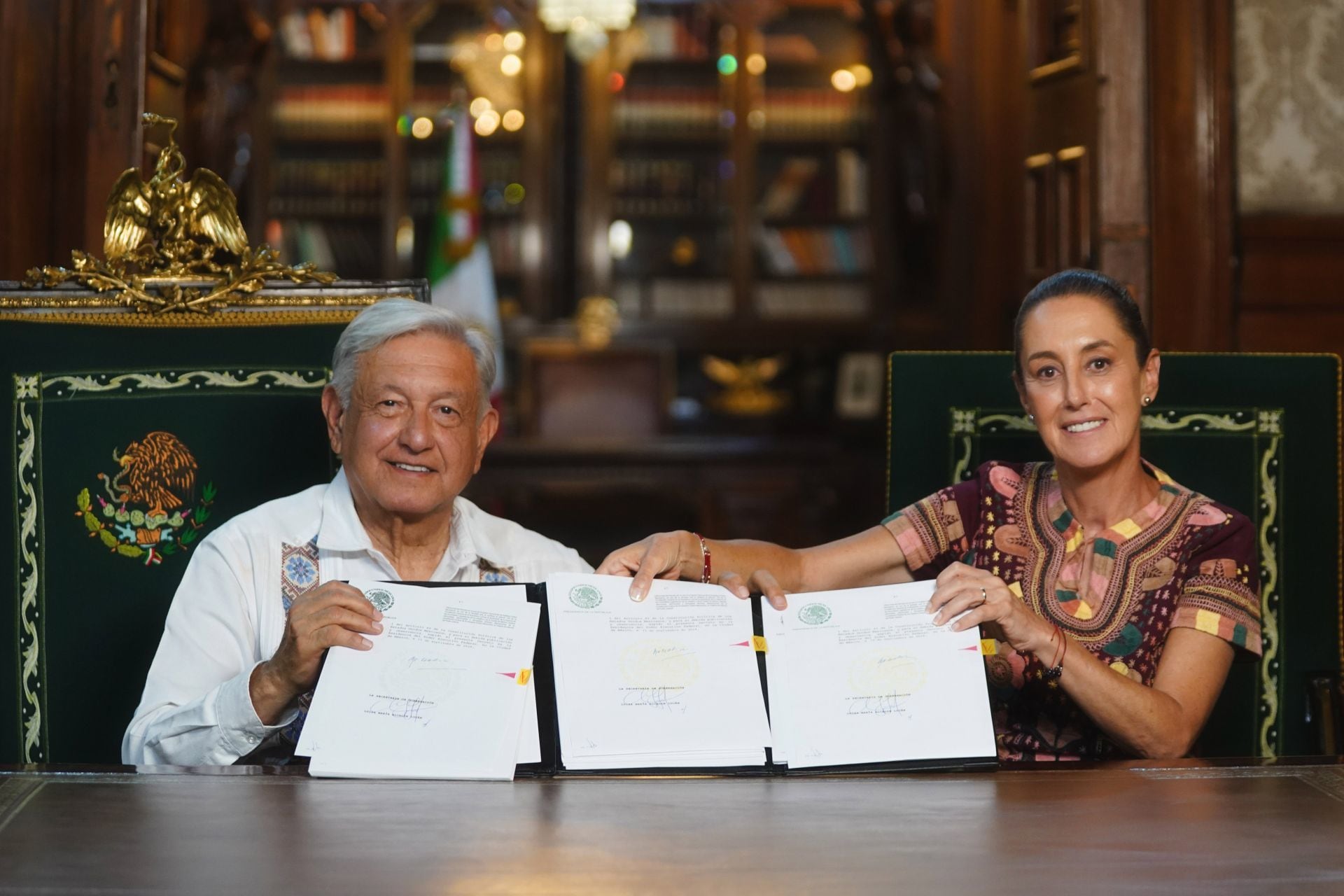 Andrés Manuel López Obrador, presidente de México y Claudia Sheinbaum, presidenta electa de México, en la firma del decreto por el que se reforman, adicionan y derogan diversas disposiciones del Poder Judicial
