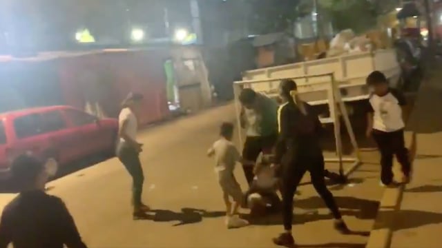 Jugadoras del América juegan con niños