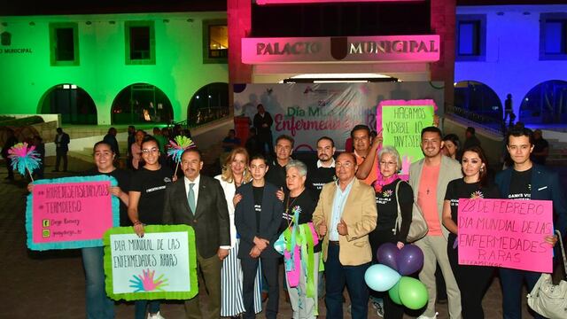 alcalde de Atizapán, Pedro Rodríguez y Diego, niño con una enfermedad única en el mundo encienden fachada conmemorando día internacional