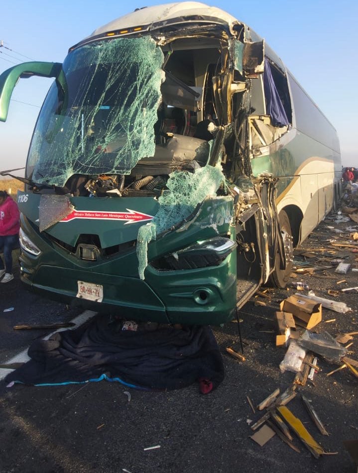 Afectados por el choque en el Estado de México.