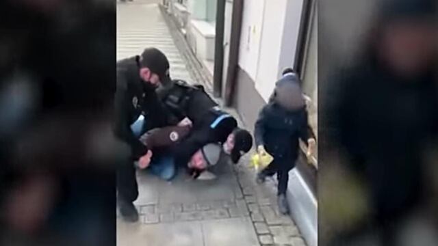 Autoridades lo someten por no usas cubrebocas