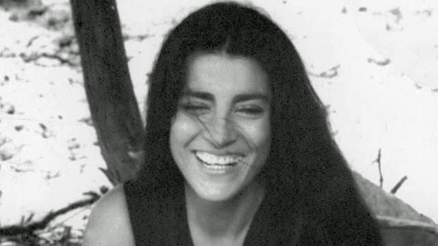 Irene Papas, la actriz griega posando en la playa.