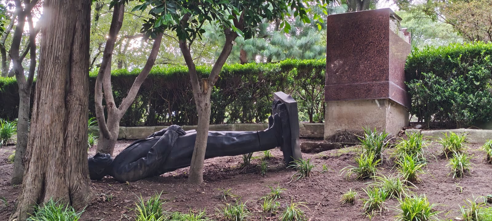 Extrabajadores de Luz y Fuerza cortan la cabeza a estatua de Felipe Calderón en Los Pinos