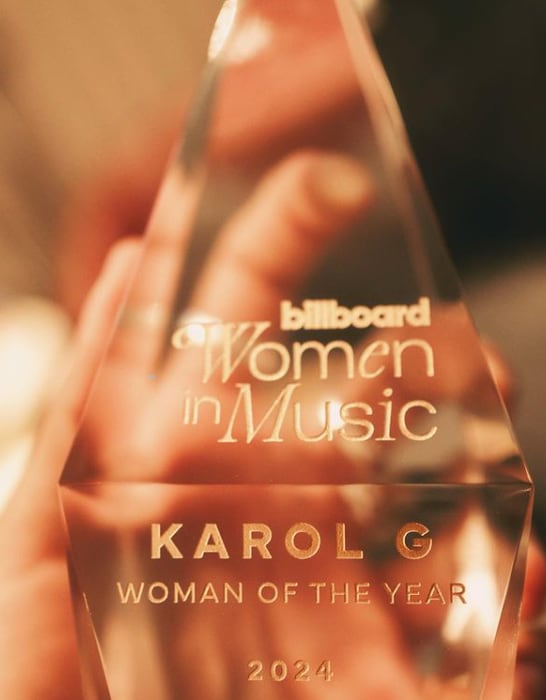 Karol G presume sub premio Billboard a Mujer del año 2024