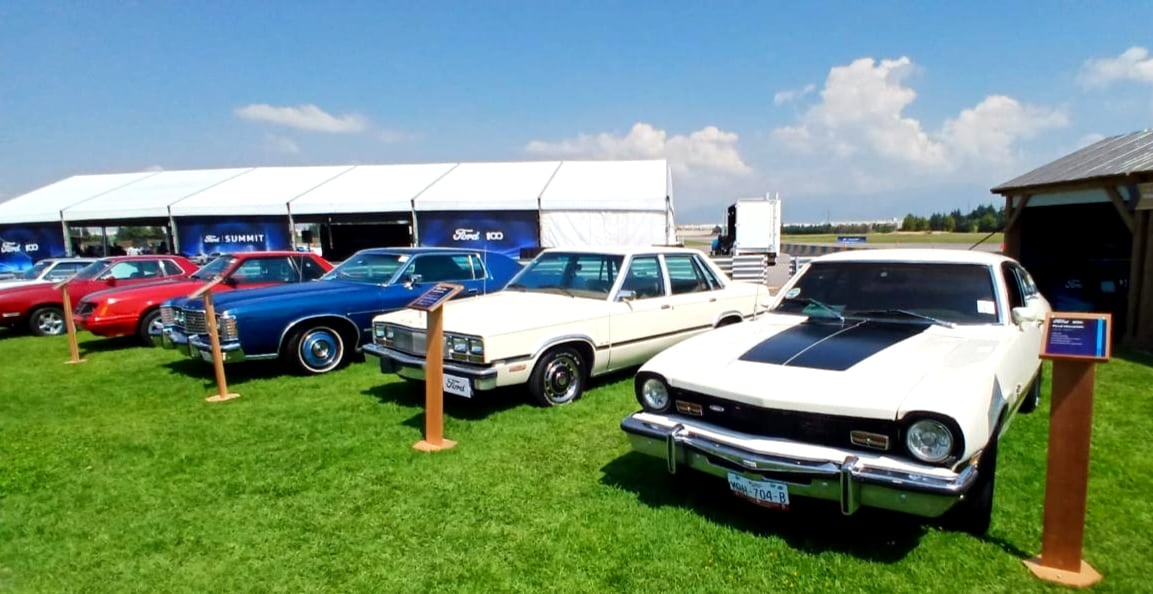 Ricardo Moreno respalda exhibición de autos clásicos en Toluca