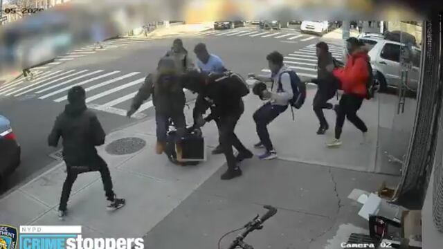 La joven agredida sólo se acurrucó en posición fetal e intentó proteger cuerpo y cara.