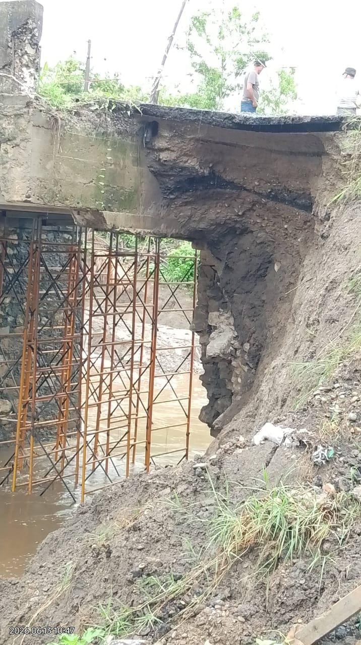 Se mantiene un cierre total del puente y se exhorta a evitar cualquier intento de cruce.