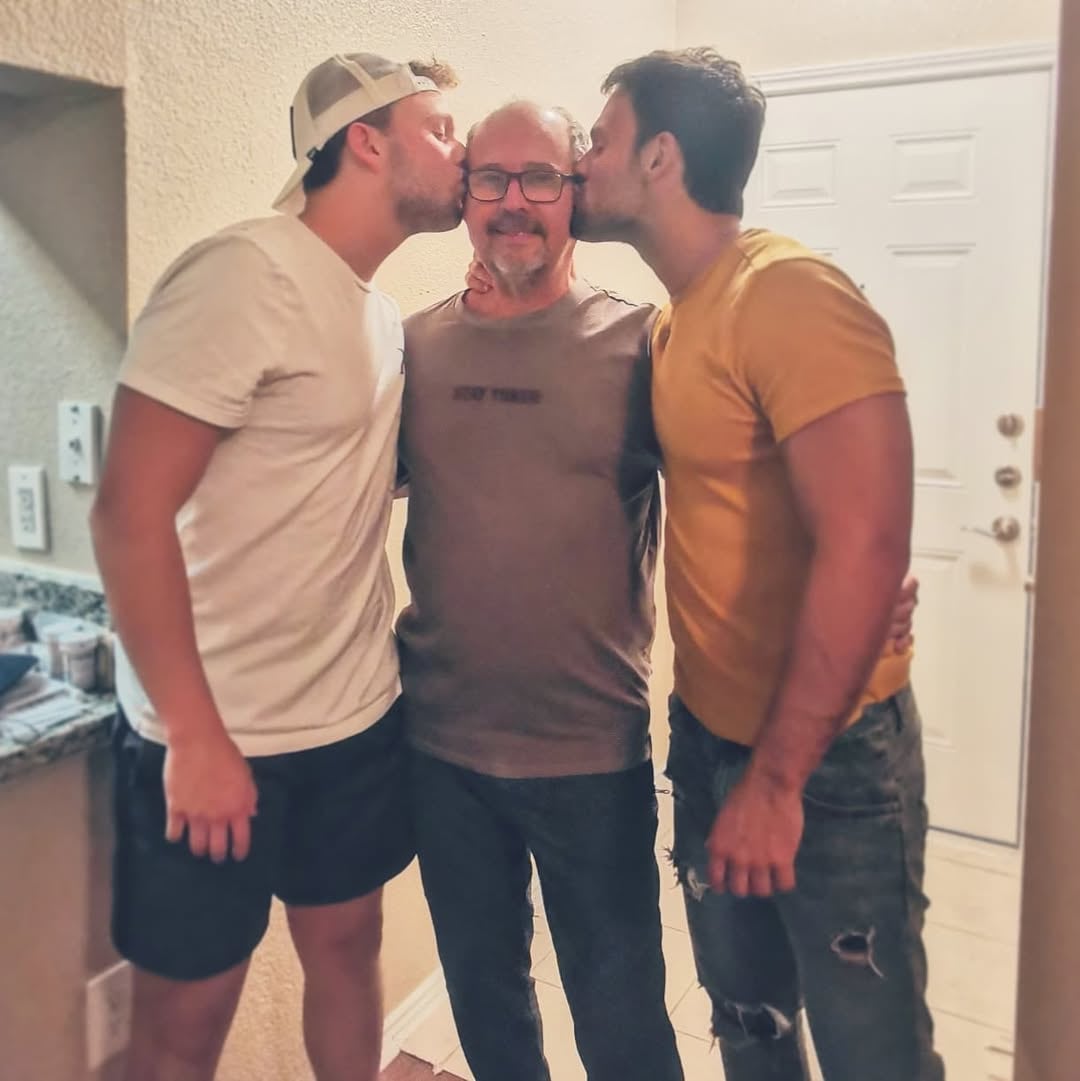 Emmanuel Palomares con su hermano y su papá.