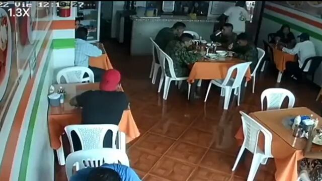 Militares en restaurante
