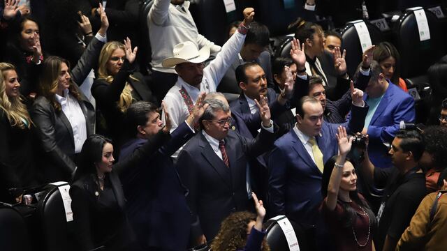 Ricardo Monreal, coordinador de la bancada de Morena, vota junto a sus compañeros del grupo parlamentario previo al cierre de la sesión del Congreso