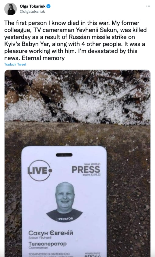Tuit de Olga Tokariuk donde informa la muerte de su compañero Yevhenii