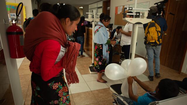 Mujeres indígenas en hospital. Advertencia sobre la objeción de conciencia.