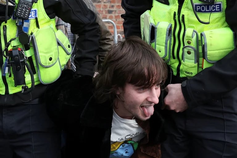 VIDEO: lanzan huevos a rey Carlos III y reina Camila; hay un detenido