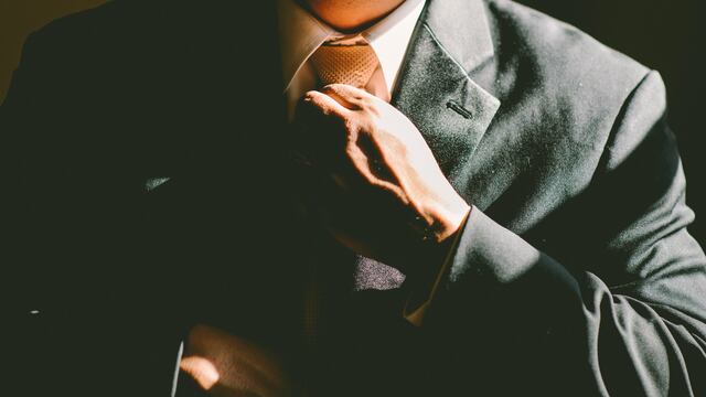 Hombre ajustando corbata