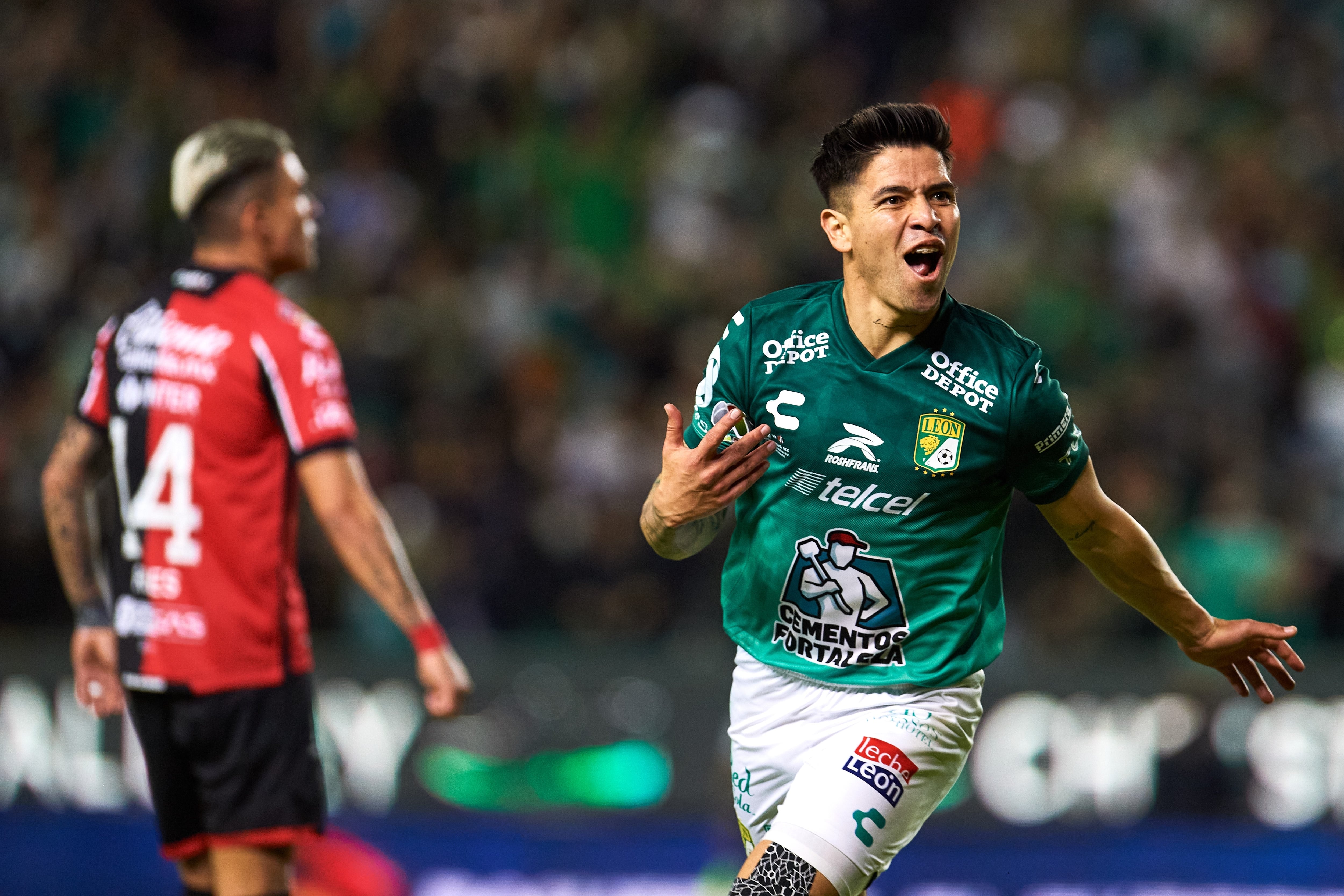 Víctor Dávila celebra gol