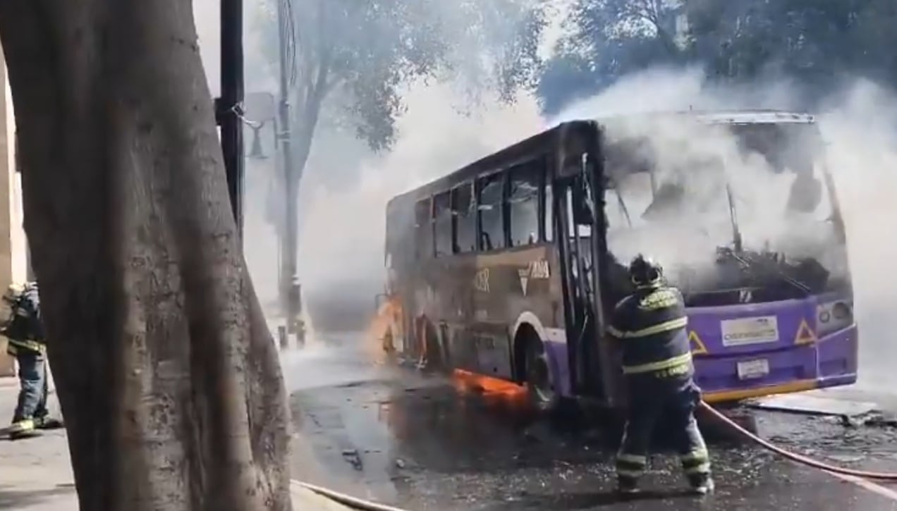 Se incendia autobús de pasajeros en Centro de CDMX
