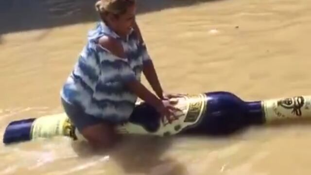 Mujer en lancha en Tabasco