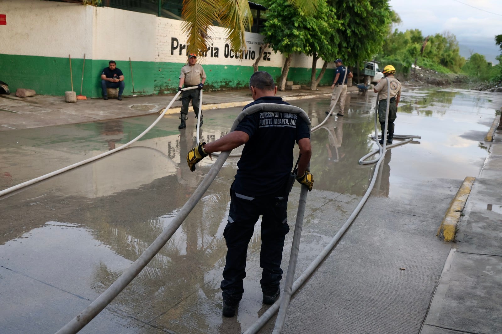 Pablo Lemus Navarro, gobernador de Jalisco, recorre colonias de Puerto Vallarta tras afectaciones por la tormenta