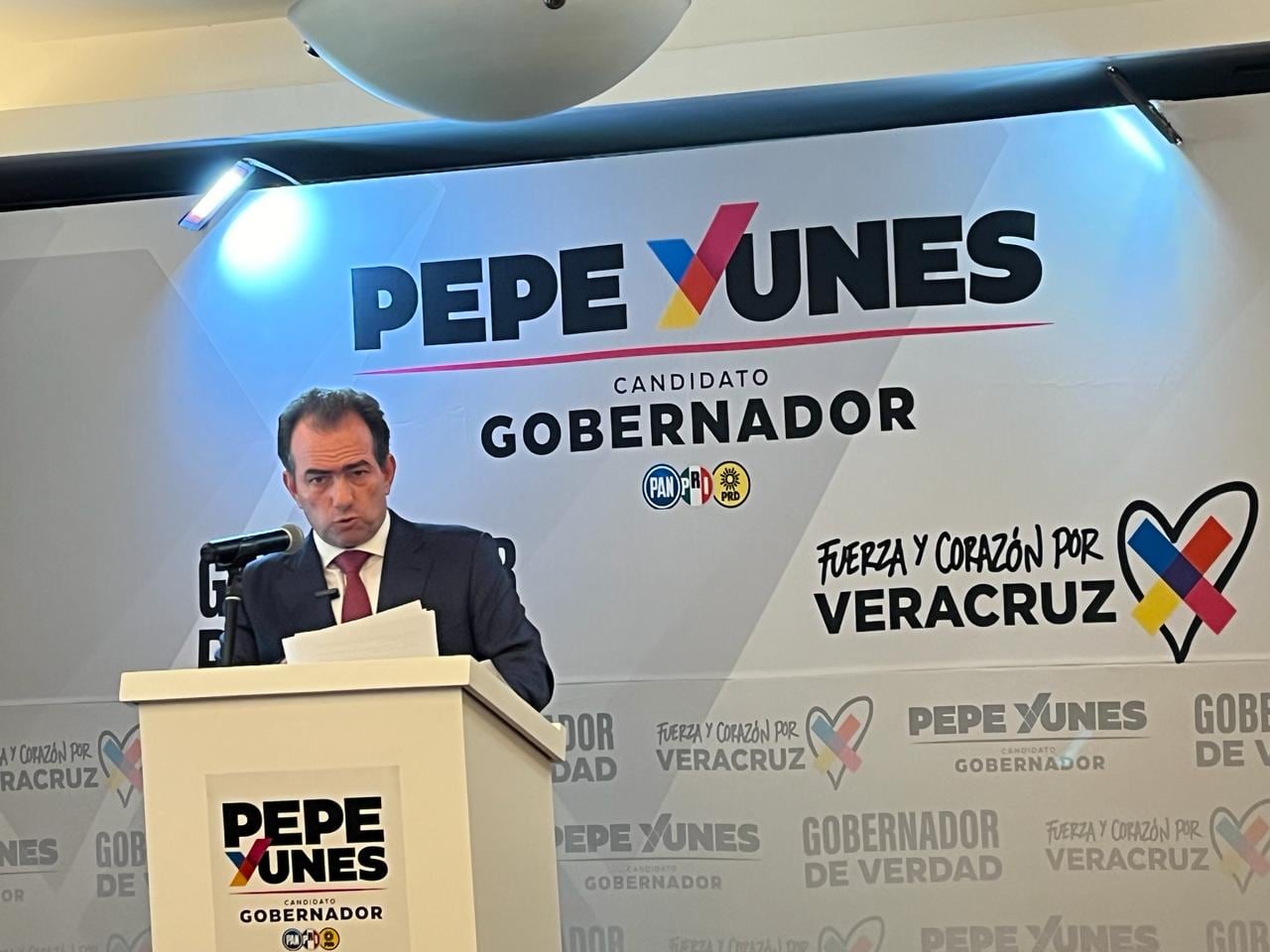 Pepe Yunes denuncia a Rocío Nahle por enriquecimiento ilícito