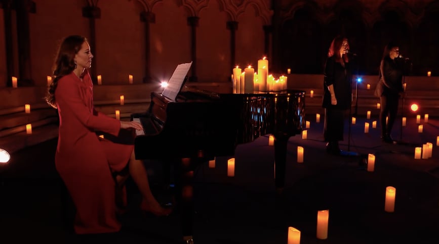 Kate Middleton sorprende tocando el piano en concierto de Navidad