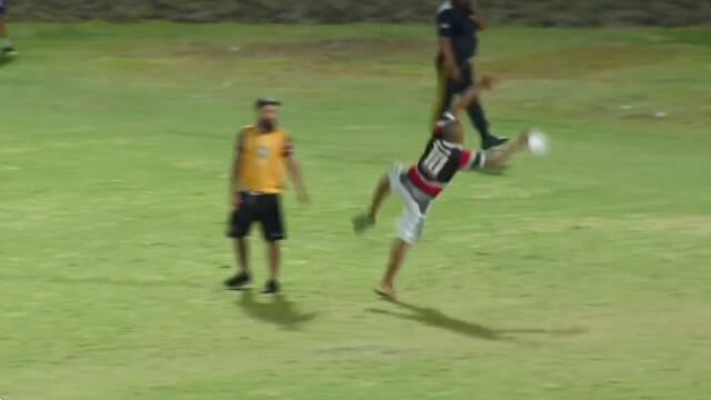 Fan del Santa Cruz enseña al portero de su equipo