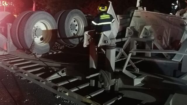 Vuelca tráiler en la carretera federal México-Toluca