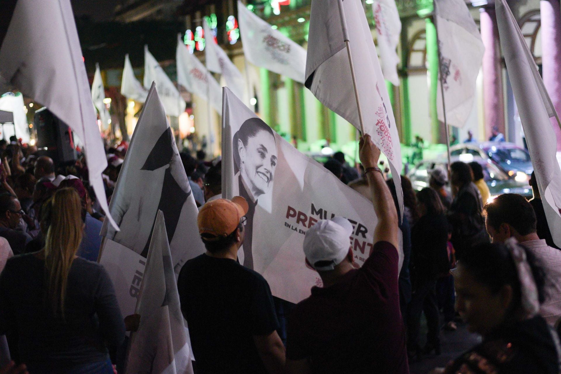 Tras darse a conocer el triunfo de Claudia Sheinbaum en las encuestas de Morena ayer por la noche, simpatizantes salieron a celebrar en la plaza Sebastián Lerdo de Tejada