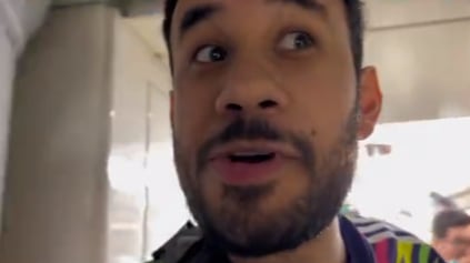 VIDEO: Werevertumorro intenta provocar a fans argentinos en Qatar; lo ignoran olímpicamente