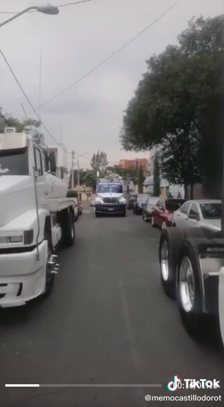 La original boda con tráileres y amigos