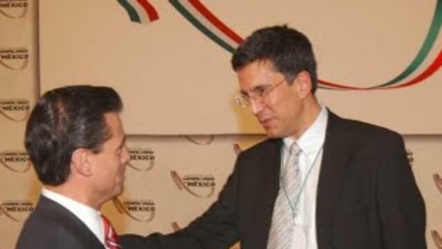 Con Peña Nieto, en algún evento, se ve al investigador que empieza sus textos con mentiras