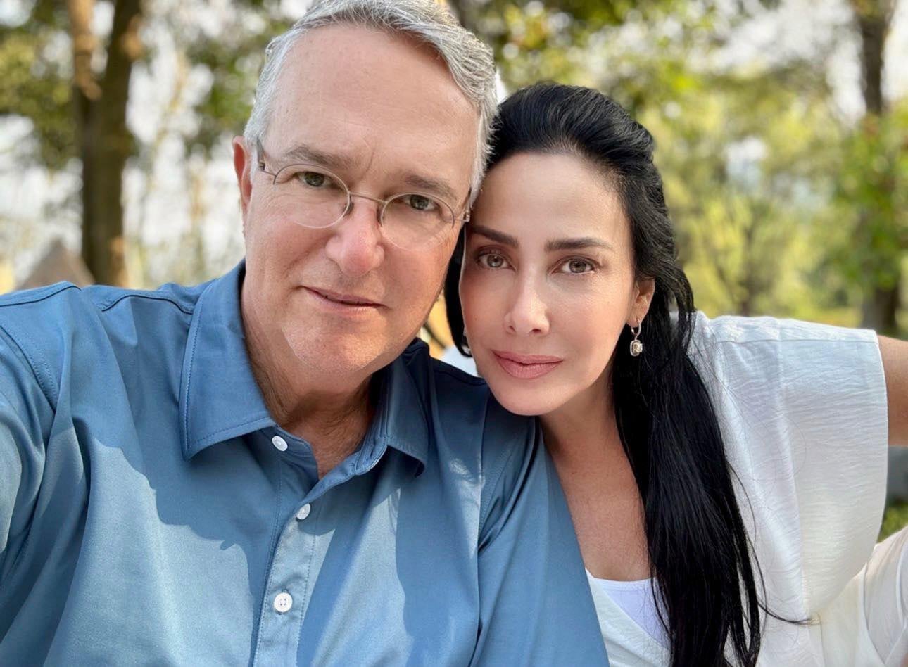 Ricardo Salinas Pliego y su esposa