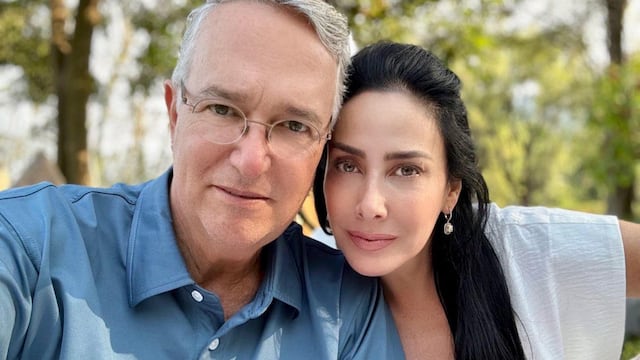 Ricardo Salinas Pliego y su esposa