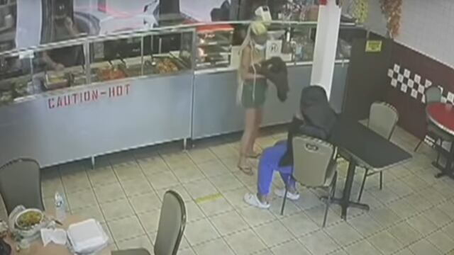 Adolescente entrega a su bebé en un restaurante