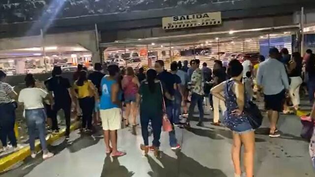 Dejan estacionados sus carros en un Walmart y les cierran