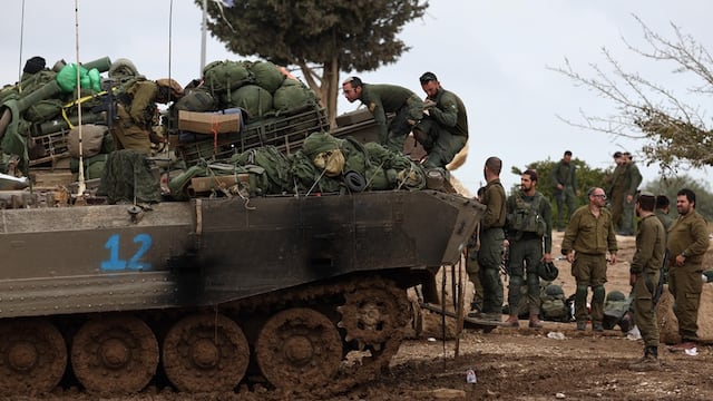 Soldados israelíes suben a un vehículo blindado en un lugar no revelado cerca de la frontera con Gaza,este14 de diciembre.