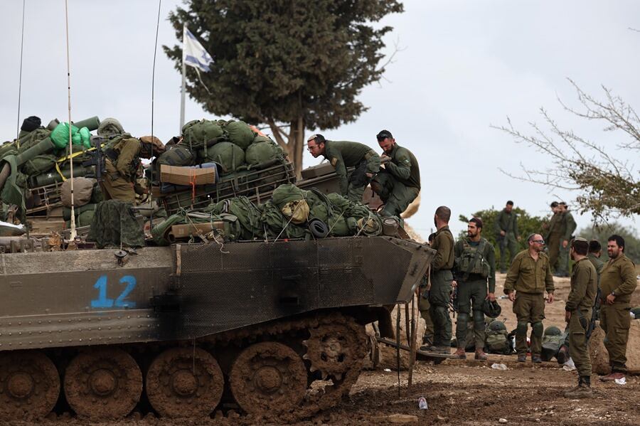 Soldados israelíes suben a un vehículo blindado en un lugar no revelado cerca de la frontera con Gaza,este14 de diciembre.