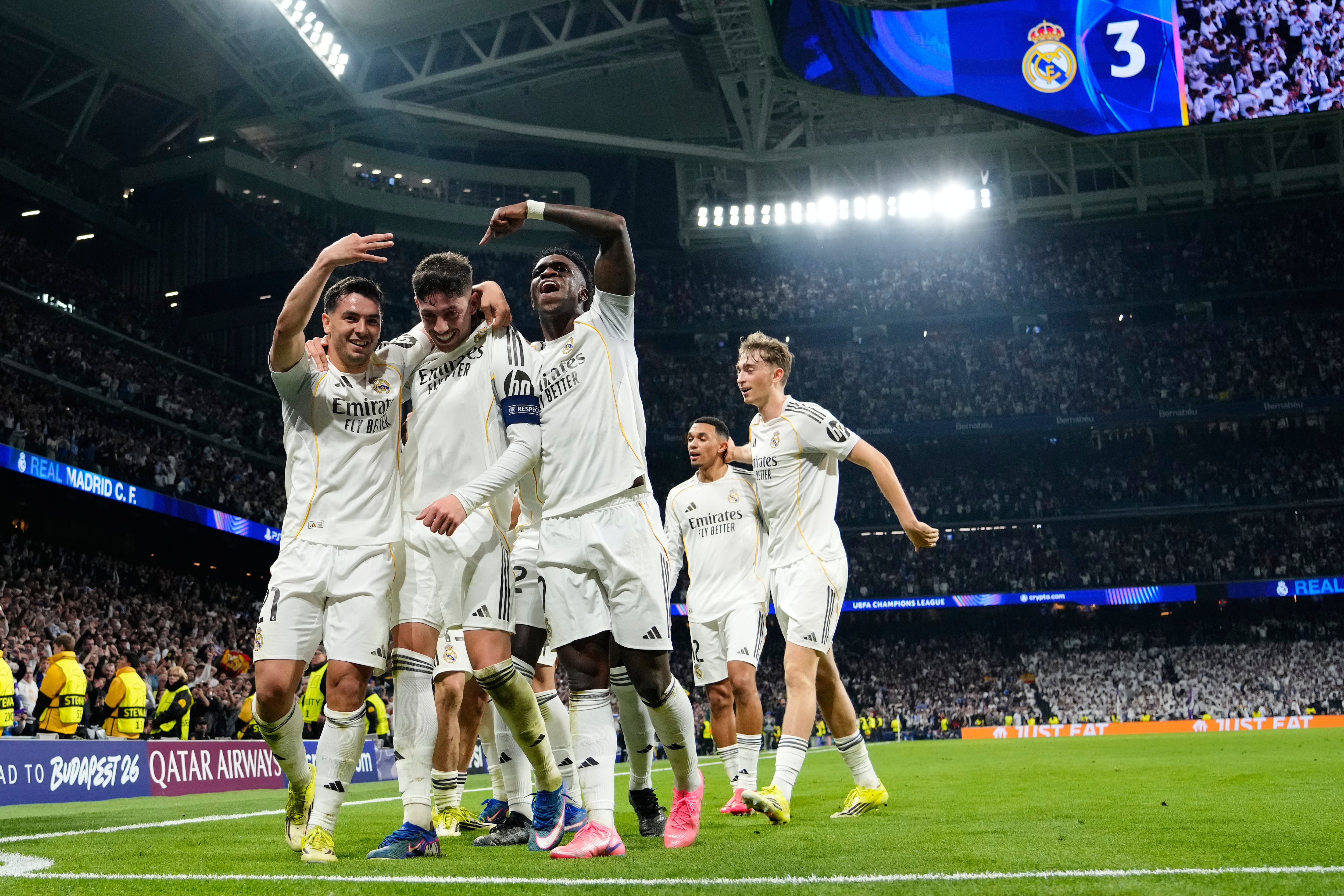 Real Madrid golea al Manchester City y pone un pie en cuartos de Champions League.