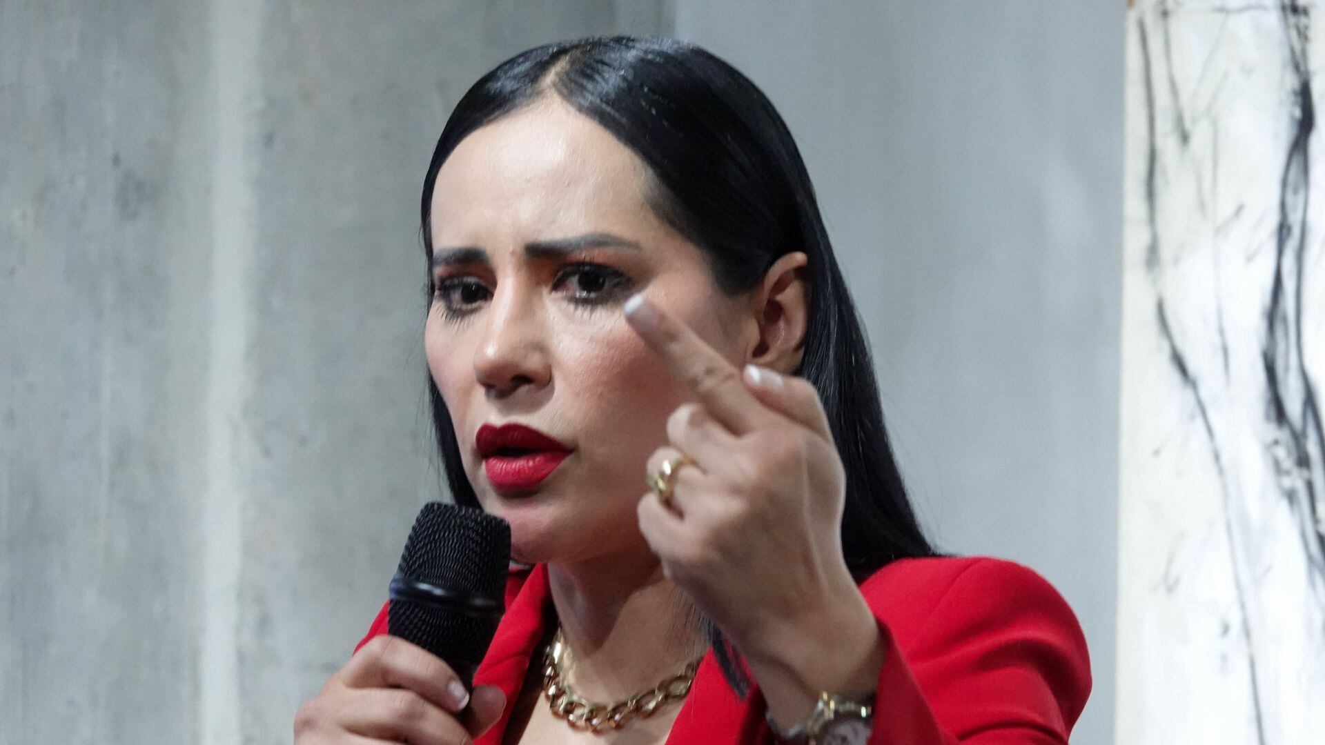 Sandra Cuevas denuncia que es acechada y pide apoyo a Harfuch