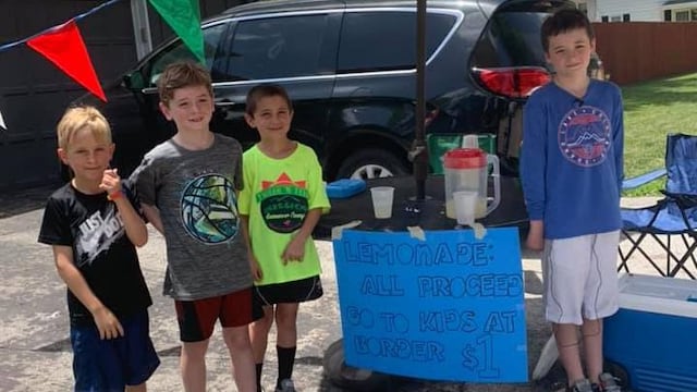 Venta de limonada para apoyar a niños en la frontera.