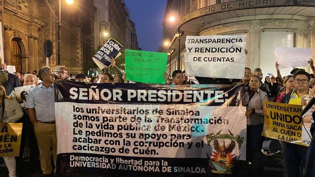 Alumnos y trabajadores de la UAS realizan manifestación durante mañanera de AMLO