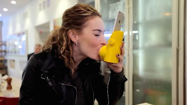 Captura del video "The Kissing App "Kissenger" - The Gadget Show".