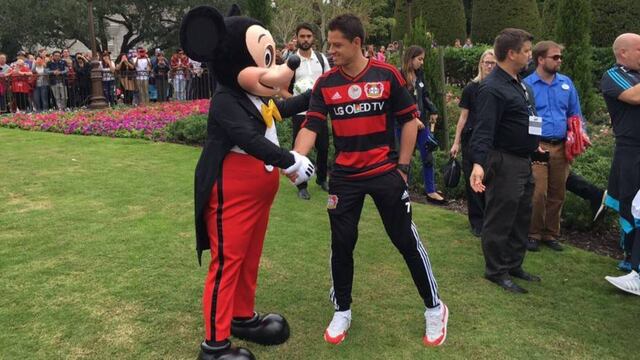 Chicharito y Mickey Mouse